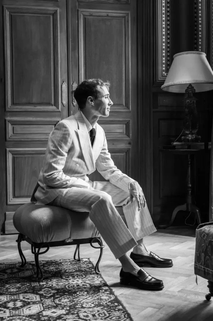 Marié assis dans une pièce du château