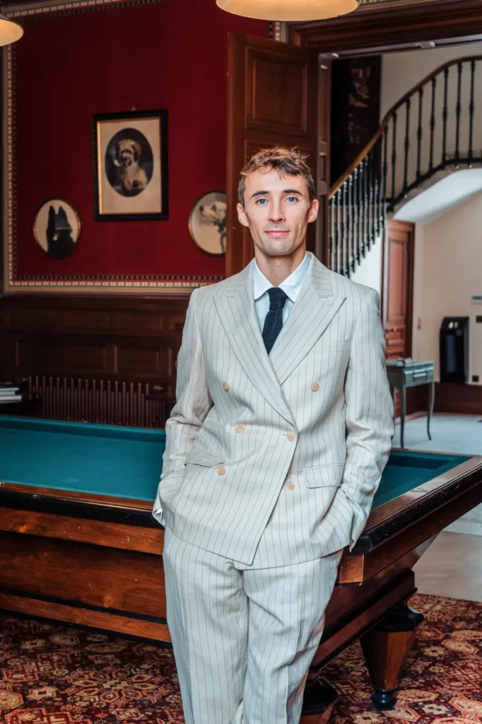 Portrait du marié dans un salon élégant