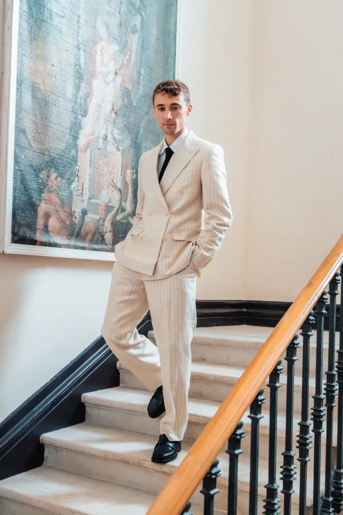 Portrait du marié descendant les escaliers