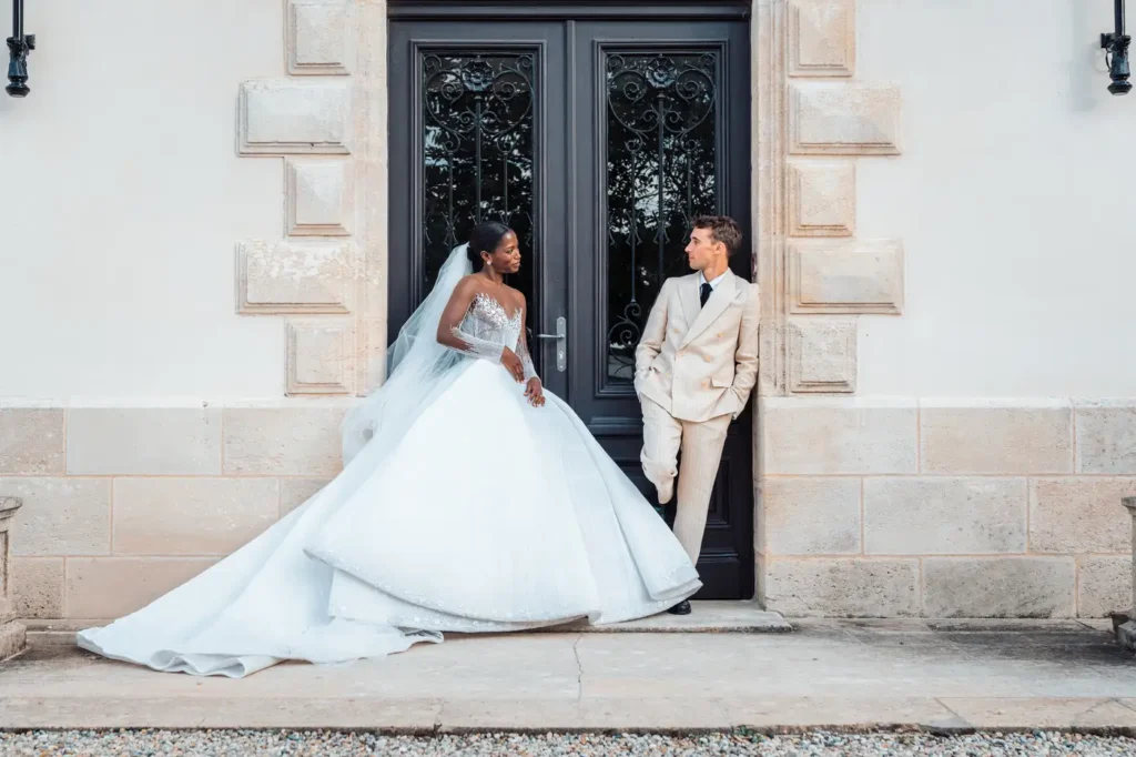 Mariée devant la porte du Château Sénéjac