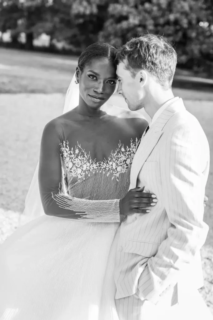 Couple de mariés en noir et blanc