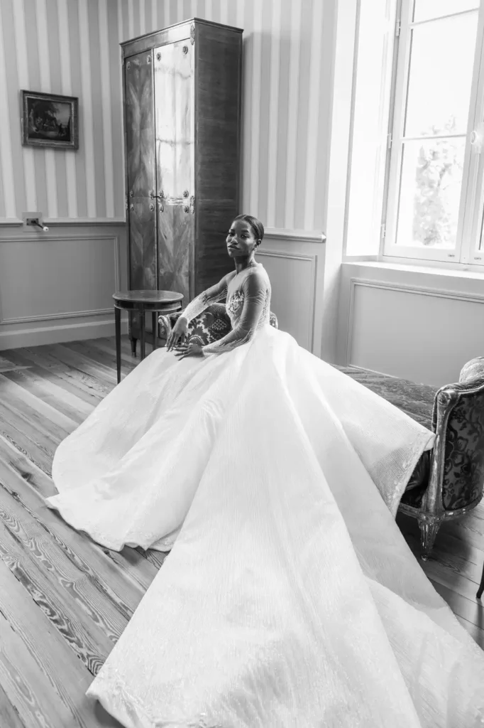 Mariée dansant dans une pièce du château