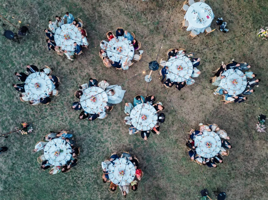 Tables rondes de réception vues du ciel