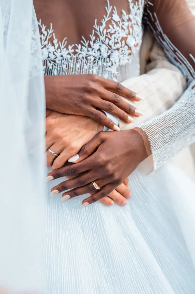 Détail des mains des mariés