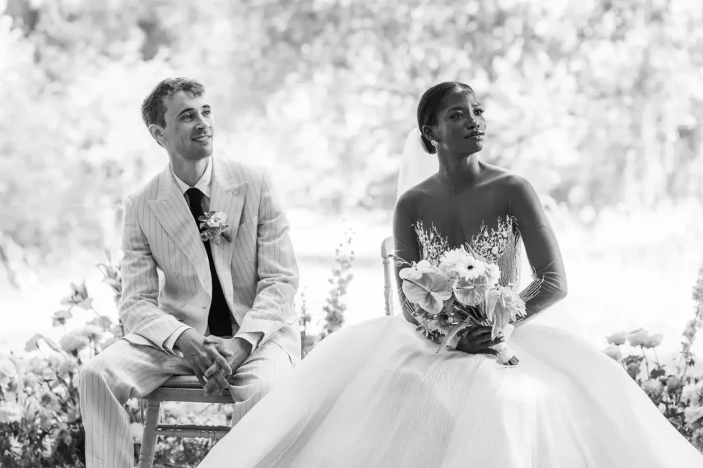 Mariés assis côte à côte lors de la cérémonie