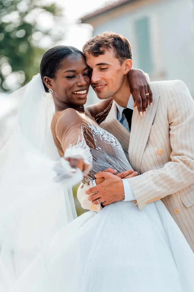 Couple de mariés souriant dans le parc