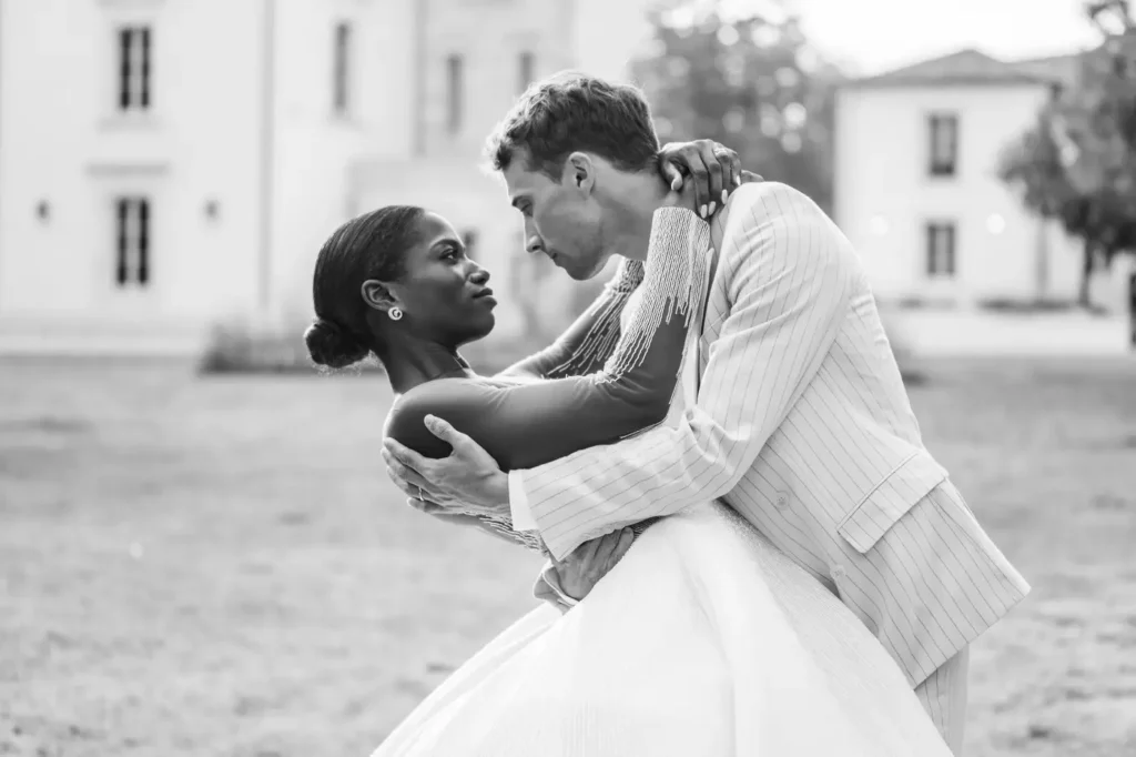Échange tendre entre les mariés en Gironde