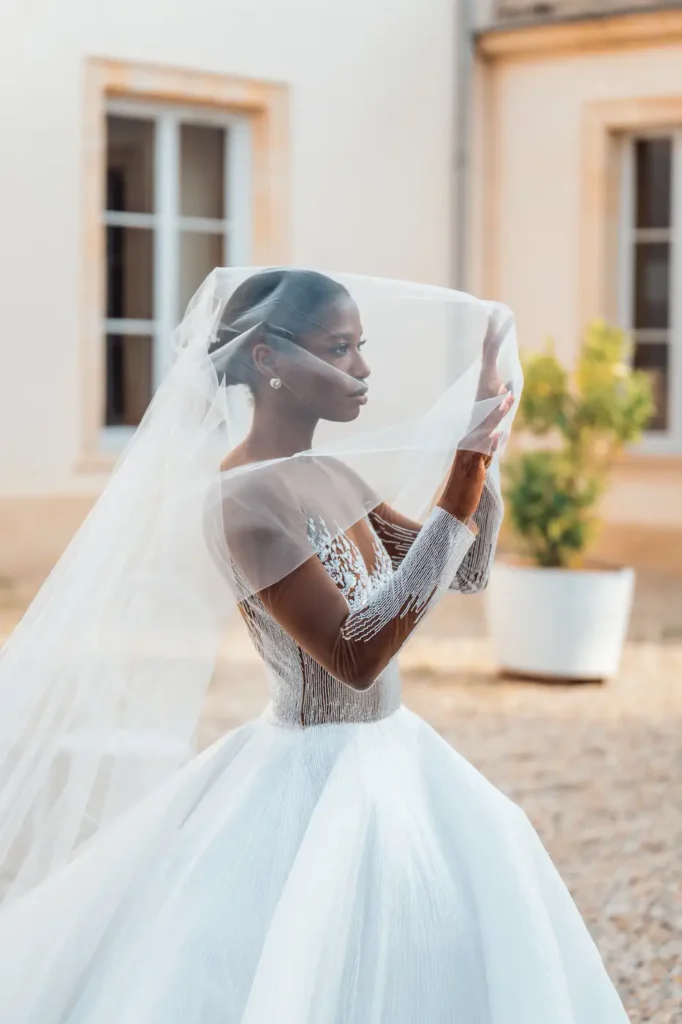 Mariée en robe blanche en extérieur du château
