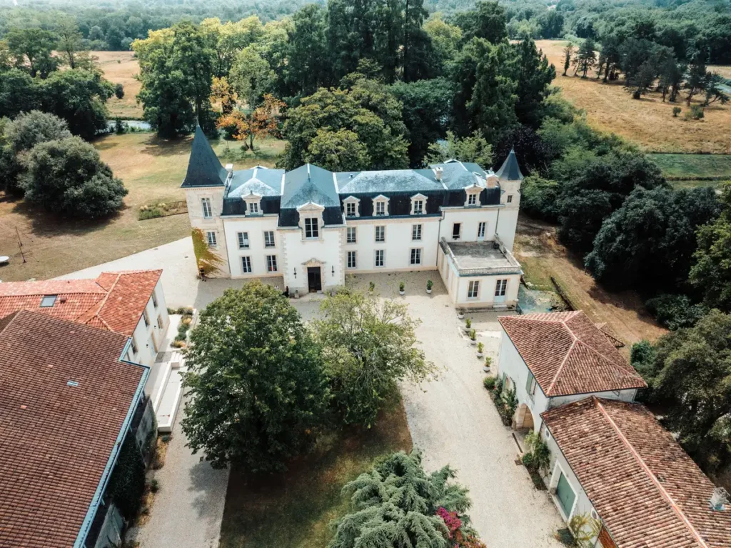 Vue aérienne du Château Sénéjac et des jardins