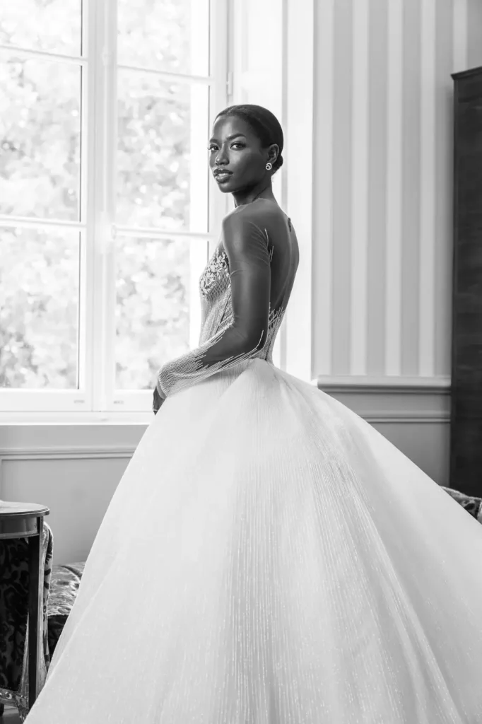 Mariée en robe blanche dans un salon lumineux