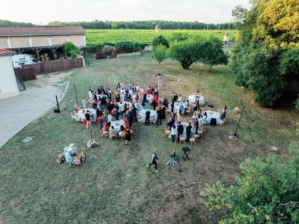 Photo de groupe des invités en drone