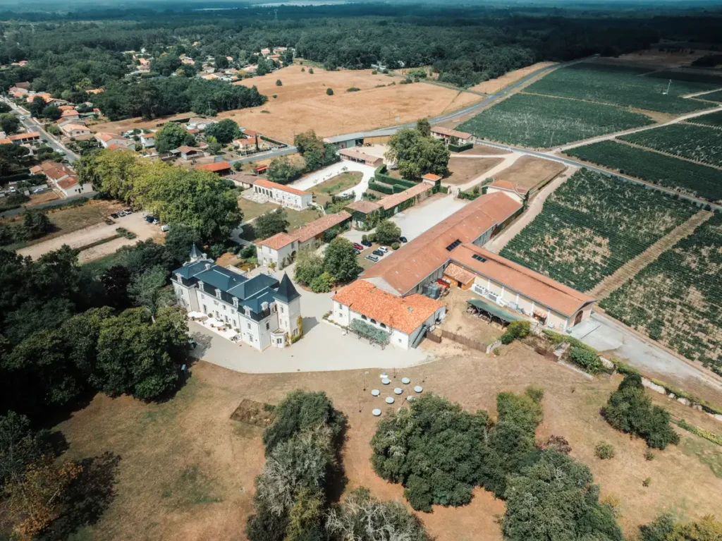 Vue drone du domaine de réception et des bâtiments