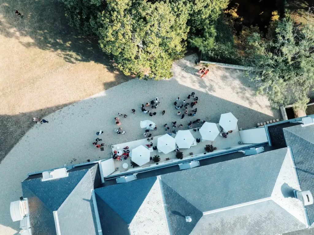 Vue en drone du dîner de mariage en extérieur, tables dressées