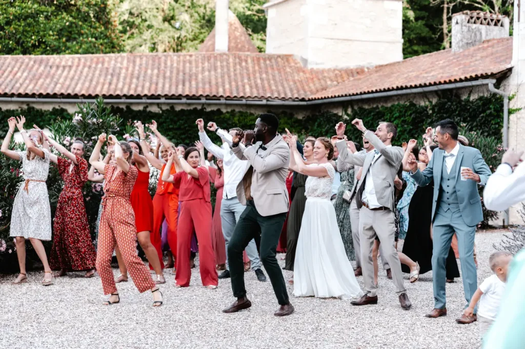 Groupe d’invités en fête dans la cour du domaine