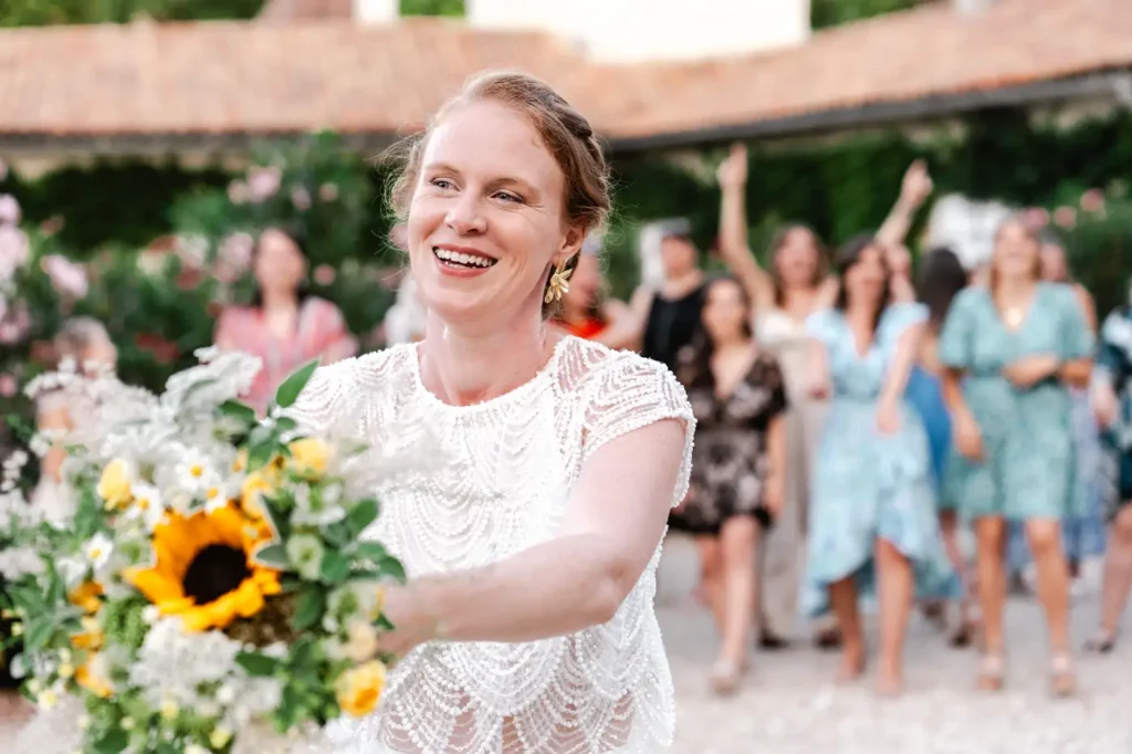 Mariée lançant son bouquet lors du mariage au Domaine de la Vallade