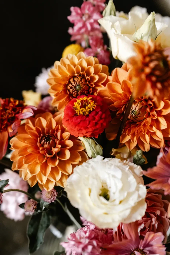 Fleurs colorées du bouquet de mariage
