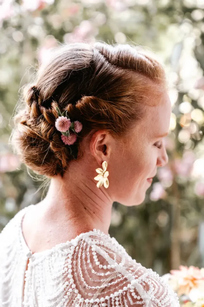 Détail coiffure fleurie de la mariée