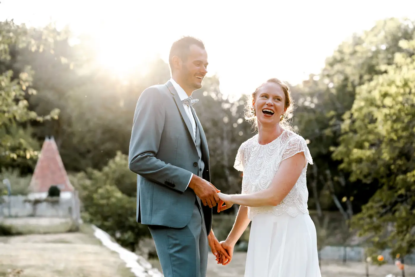Couple enlacé en lumière dorée au Domaine de la Vallade