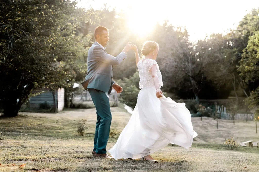 Mariés riant et dansant ensemble en extérieur en Dordogne