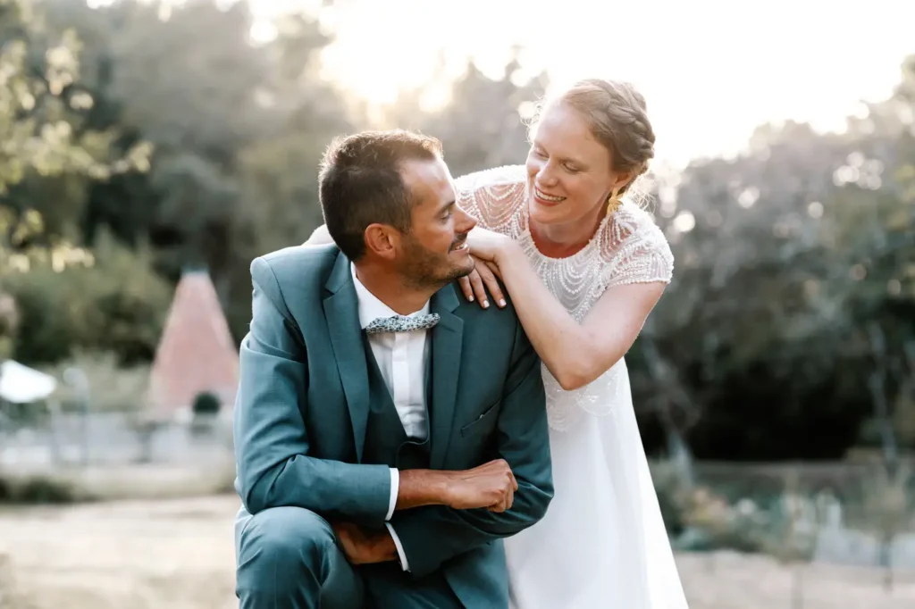 Moment complice des mariés au coucher de soleil