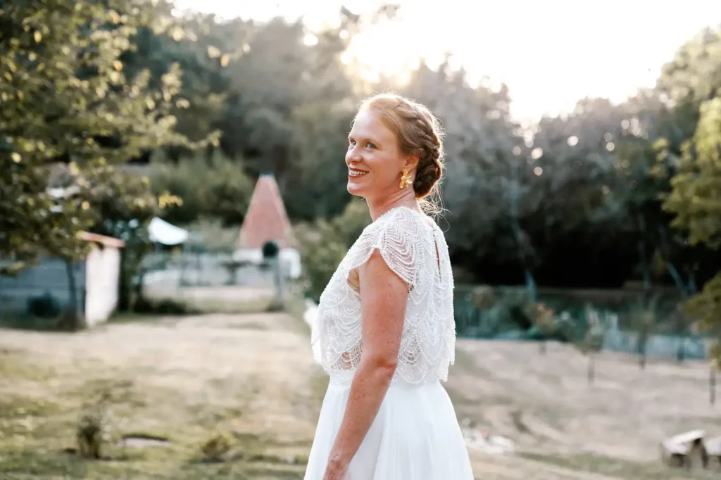 Portrait naturel de la mariée en lumière dorée