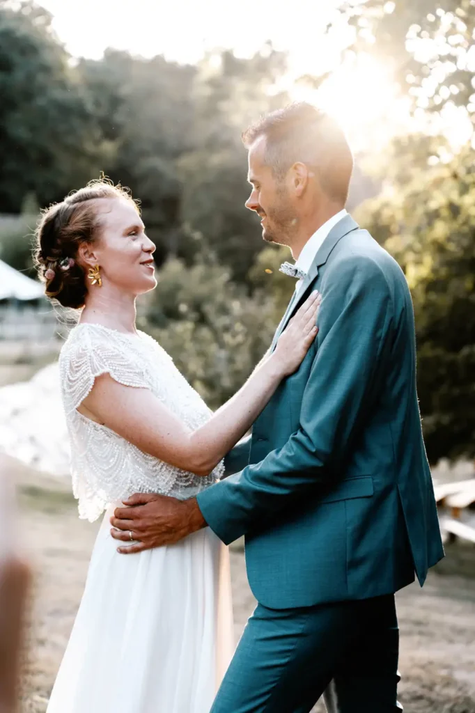 Portrait des mariés face à face au Domaine de la Vallade
