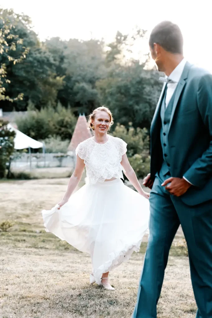 Mariée tournoyant dans le parc en Dordogne