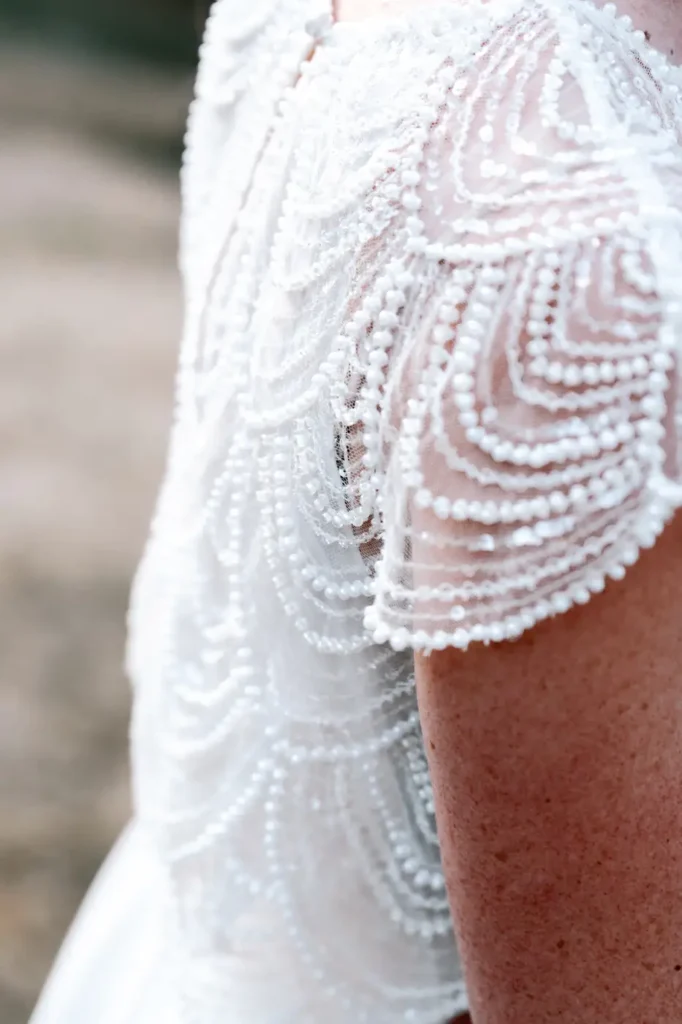 Détail de la robe de mariée en dentelle