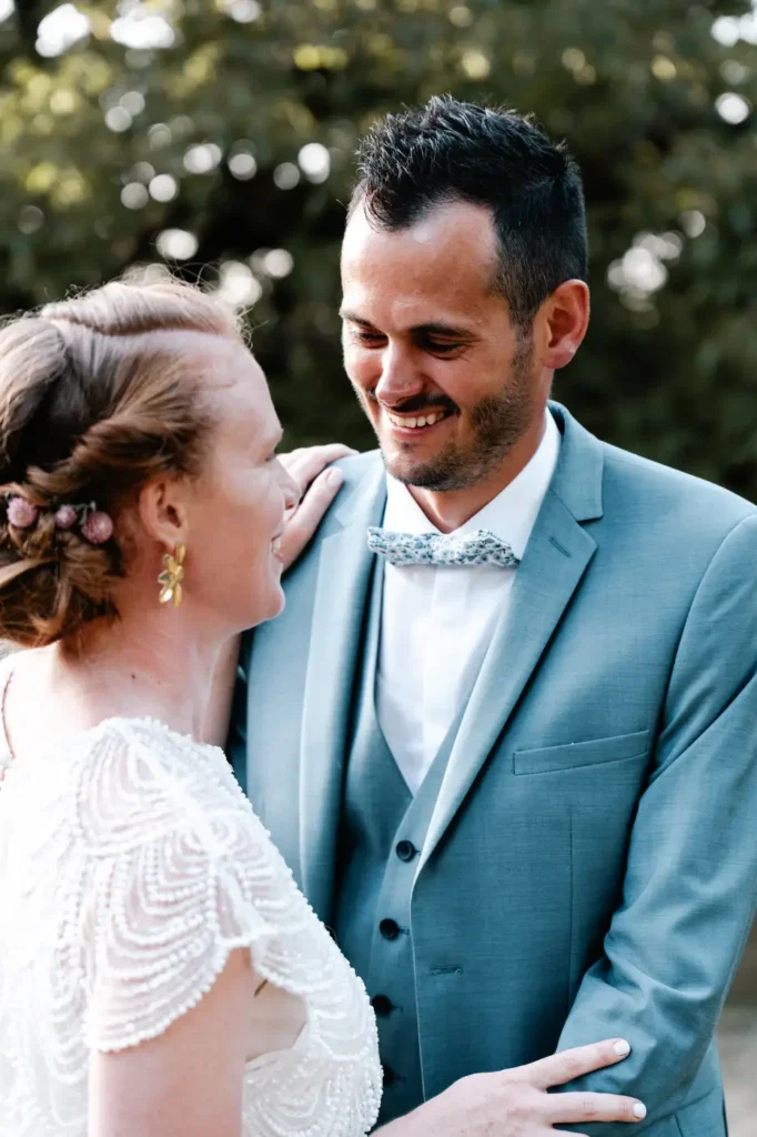 Regard complice des mariés pendant le mariage