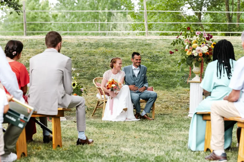 Mariés assis pendant la cérémonie laïque en extérieur