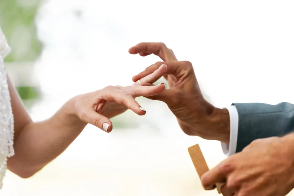 Échange des alliances pendant la cérémonie en Dordogne