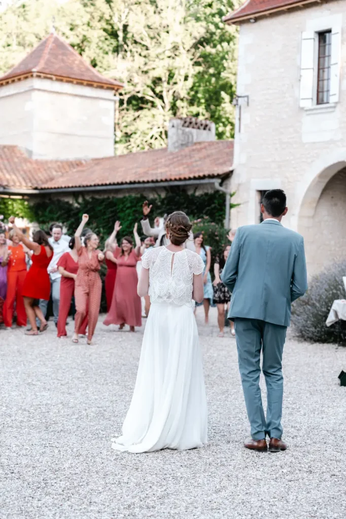 Mariés marchant dans la cour du Domaine de la Vallade