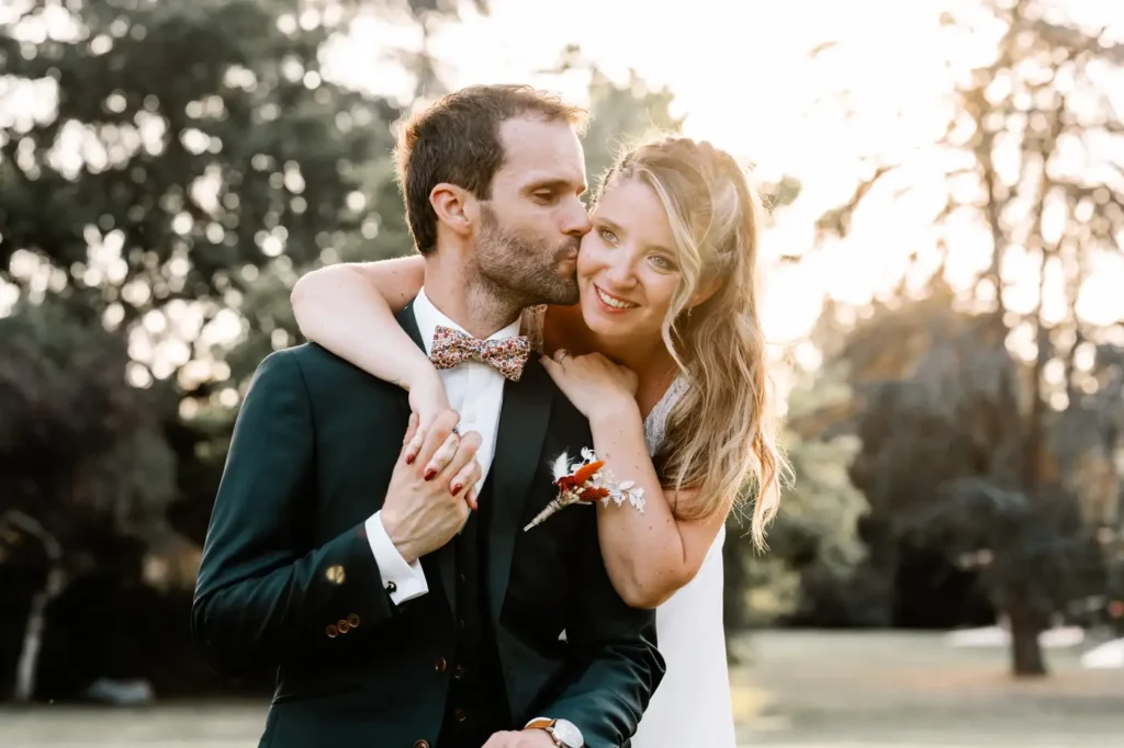 Portrait des mariés en extérieur au Domaine de Ségur