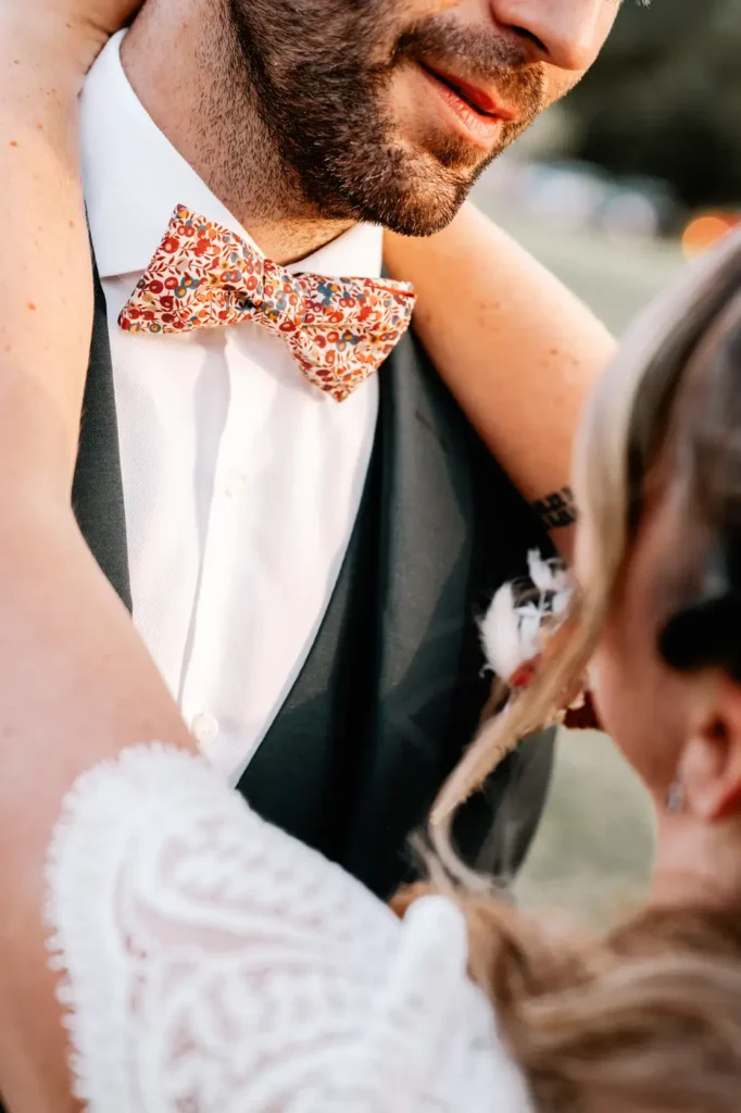 Détail du costume du marié en lors de la séance couple