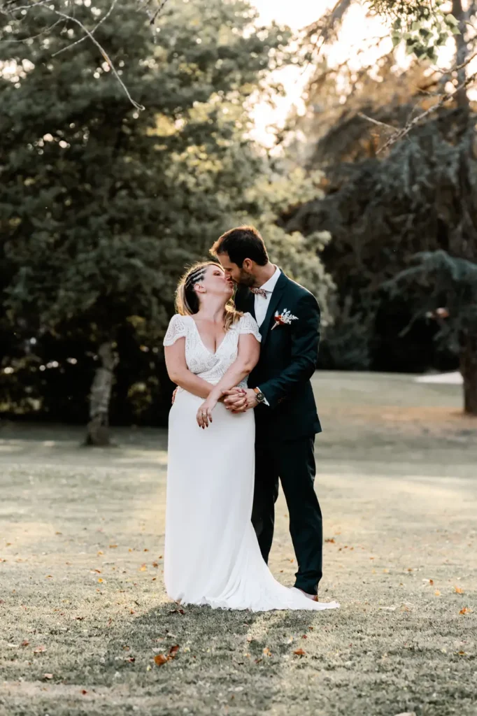 Mariés enlacés dans le parc du Domaine de Ségur