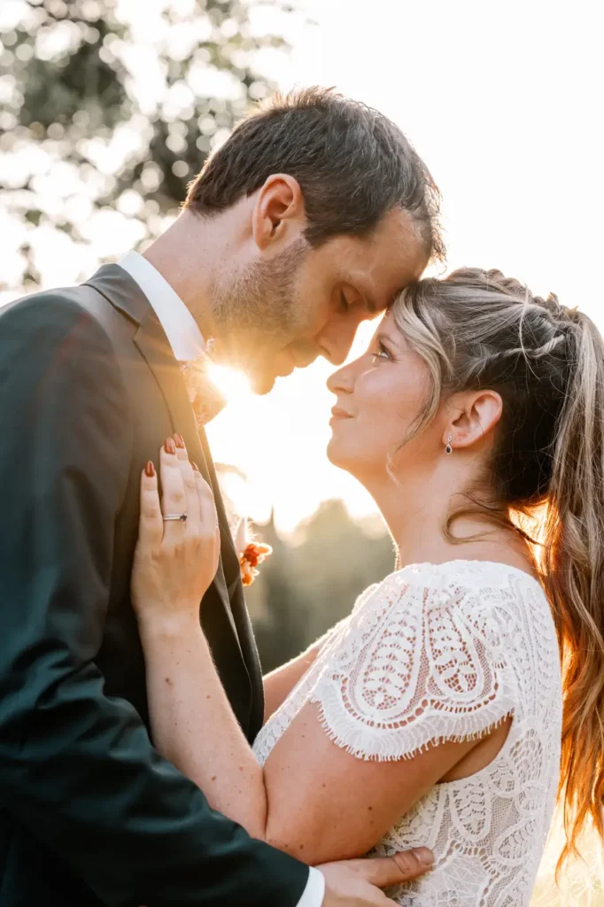 Séance couple en lumière dorée en Gironde