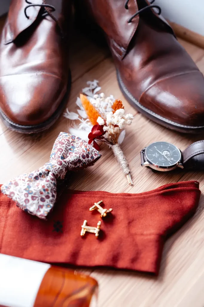 Détail des accessoires du marié avec chaussures et boutonnière