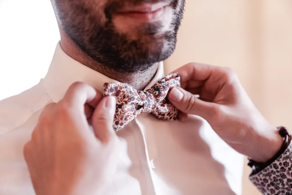 Ajustement du nœud papillon du marié