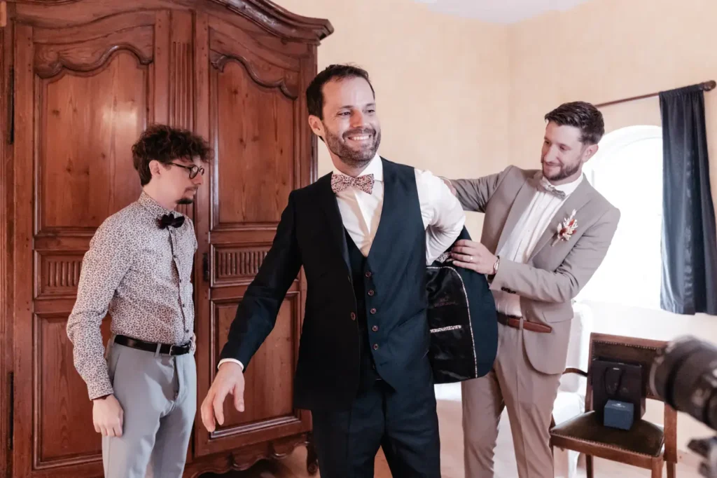 Préparatifs du marié entouré de ses témoins