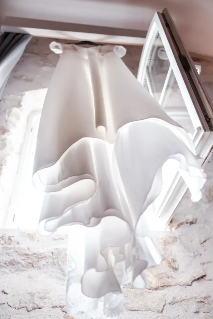 Robe de mariée suspendue avant la cérémonie