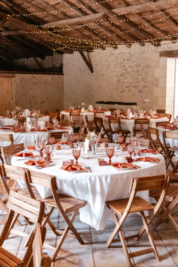 Tables rondes dressées pour la réception en Gironde
