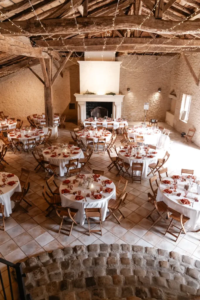 Salle de réception décorée pour le mariage au Domaine de Ségur en Gironde