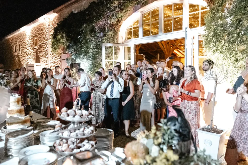 Invités rassemblés en extérieur pour le dessert au Domaine de Ségur