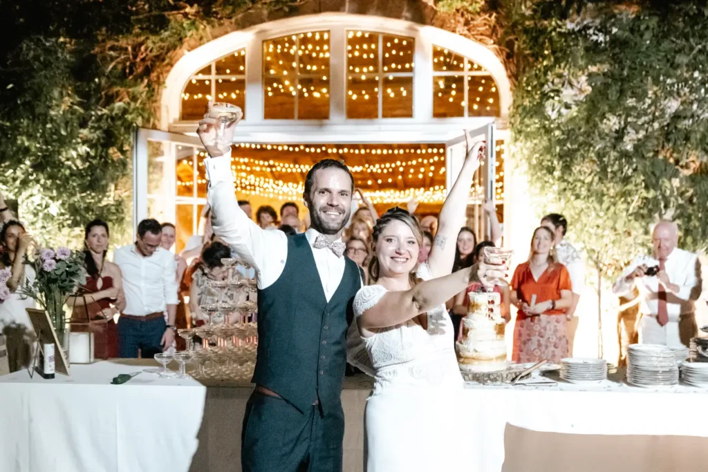 Les mariés lèvent leur verre devant leurs invités en Gironde