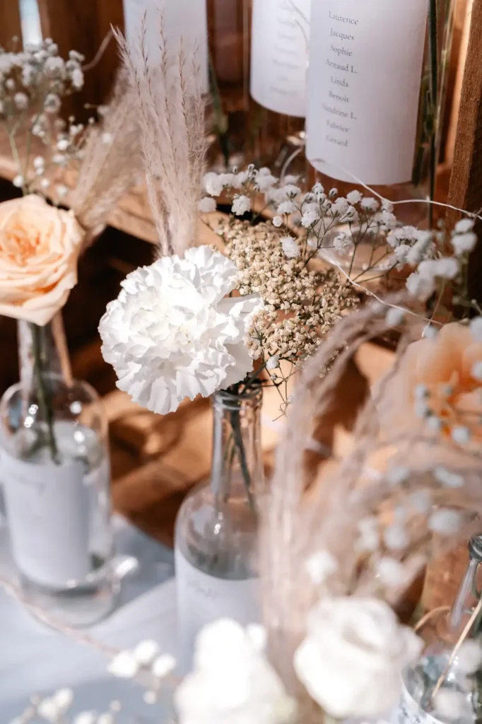 Détail de décoration florale sur table