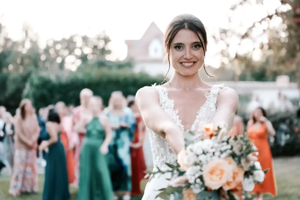 Mariée lançant son bouquet en Gironde