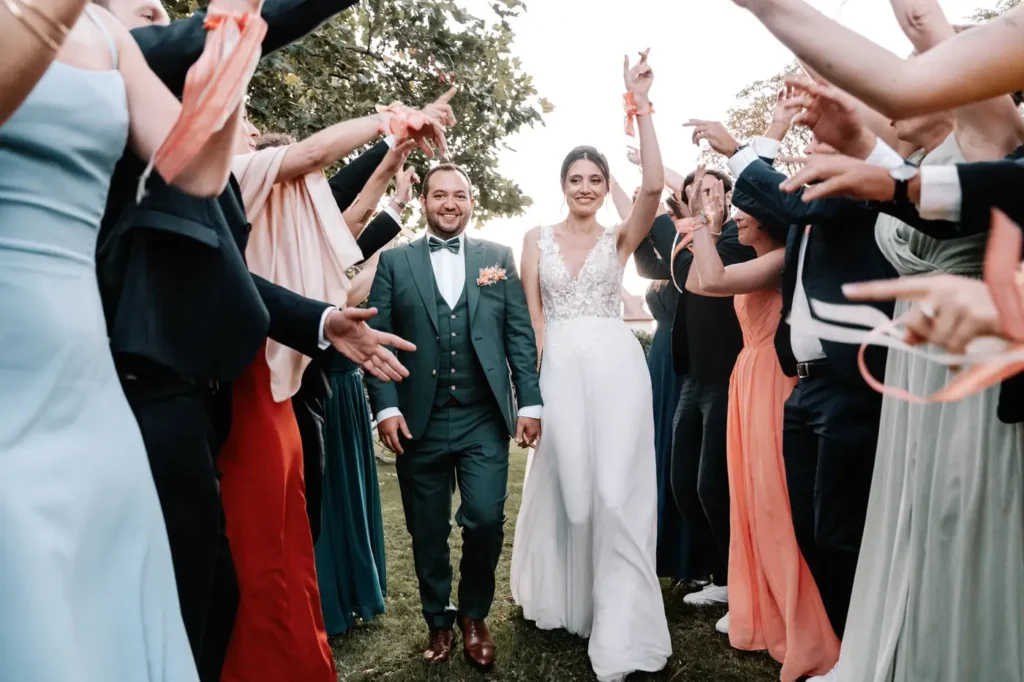 Sortie des mariés sous les applaudissements