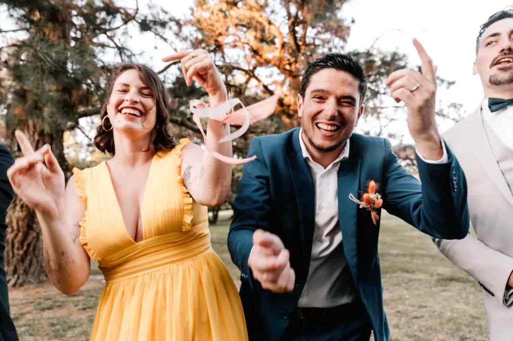 Invités dansant pendant la réception en Gironde