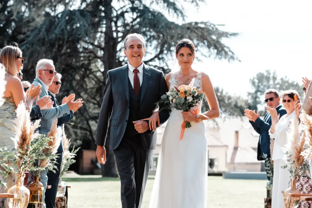 Entrée de la mariée accompagnée pendant le mariage
