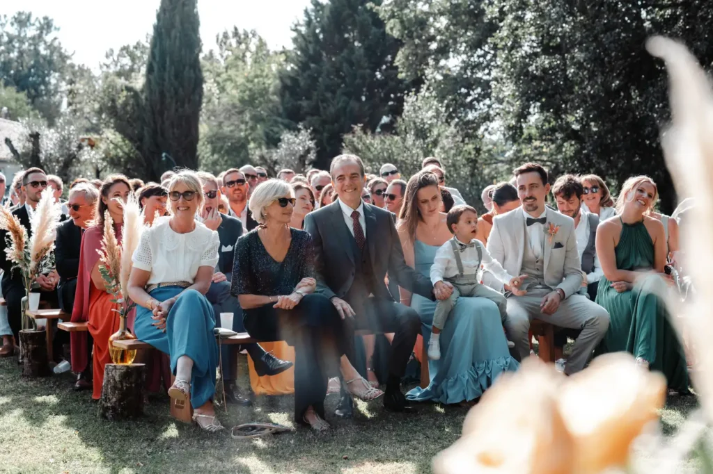 Invités assis lors de la cérémonie en Gironde